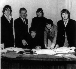 1967 Feb, Pink Floyd signing EMI contract with Andrew King (cntr) & EMI's Beecher King (2nd left)