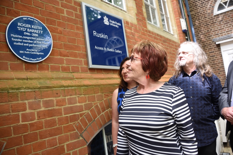 The family look at the new Blue Plaque in honour of Syd (c) Phil Mynott