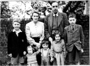 1950 Don, Rosemary, Roger, Ruth, Alan with Mum & Dad