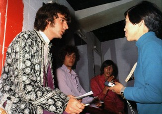 1967 Rick, Syd,Roger talk to a Japanese Journalist - by Koh Hasebe